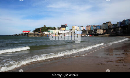 La Collina del Castello e il porto visto dalla Spiaggia Nord, Tenby, Pembrokeshire, Galles, Europa Foto Stock