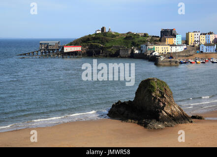 La Collina del Castello e il porto visto dalla Spiaggia Nord, Tenby, Pembrokeshire, Galles, Europa Foto Stock