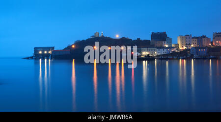 Mare di nebbia in rotoli sulla Collina del Castello di nad al porto , Tenby, Pembrokeshire, Galles, Europa Foto Stock