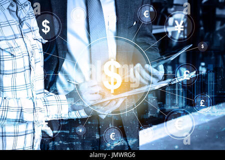 Doppia esposizione imprenditore professionale hold digitale compressa e valuta globale denaro Foto Stock