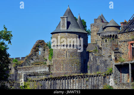 Mantenere e le fortificazioni del castello di Fougères, comune e un sub-prefettura della Ille-et-Vilaine dipartimento in Bretagna nel nord-ovest della Francia Foto Stock