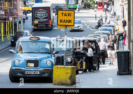 Foto: Taxi Rank, Taxi drop off point in Market Street e Calton Road per la stazione ferroviaria di waverley, New Street car Foto Stock