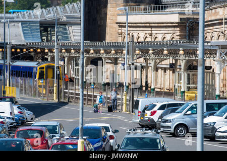 Foto: Taxi Rank, Taxi drop off point in Market Street e Calton Road per la stazione ferroviaria di waverley, New Street car Foto Stock