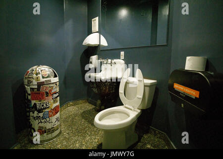 Il bagno unisex al McNally Jackson bookstore sul prezzo Street nel quartiere di Soho sezione di Lower Manhattan, New York City. Foto Stock