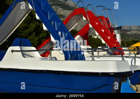 Pedallos sulla spiaggia di Makarska riviera croata Foto Stock