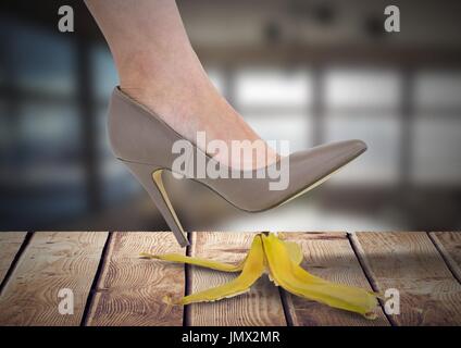 Digital composito della donna di piede attorno al passaggio sulla buccia di banana e slip erroneamente su legno Foto Stock