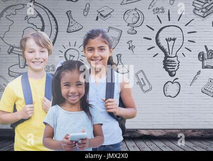 Composito Digitale dei bambini nella parte anteriore del muro grezzo con grafica di istruzione Foto Stock