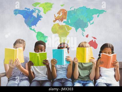 Digital composito di un gruppo di bambini seduti e la lettura di fronte colorata mappa del mondo Foto Stock
