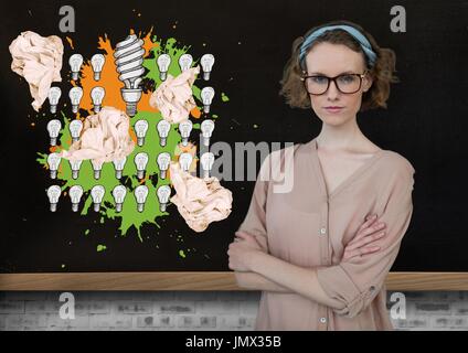 Digital composito della donna in piedi accanto a lampadine con carta sgualcita sfere nella parte anteriore di Blackboard Foto Stock