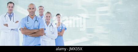 Composito Digitale dei medici in piedi contro lo sfondo di colore verde Foto Stock