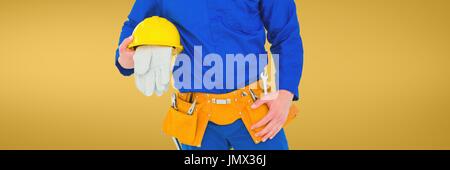 Digital composito di Plumber uomo azienda globi e un casco contro sfondo giallo Foto Stock