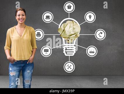 Digital composito della donna in piedi accanto alla lampadina con carta sgualcita palla e collegamenti Foto Stock