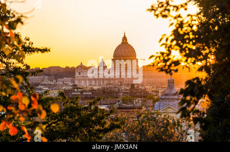 La basilica di san Pietro al tramonto visto dal Pincio nei giardini di Villa Borghese, Roma, lazio, Italy Foto Stock