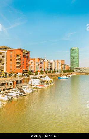 Nuovo westhafen edifici residenziali con westhafen tower in background, ormeggi e imbarcazioni da diporto, frankfurt am main, Hesse, Germania Foto Stock