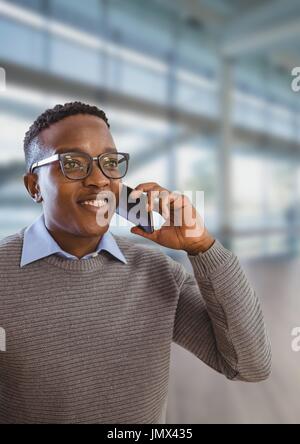 Digital composito di Happy business man parlando al telefono contro lo sfondo di office Foto Stock