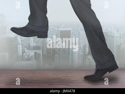 Digital composito di imprenditore il gambe su city Foto Stock