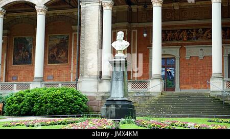 Scultura di Kaiser Wilhelm i di fronte alla Arcade della Trinkhalle a Kurhaus nel Baden-Baden, Germania Foto Stock