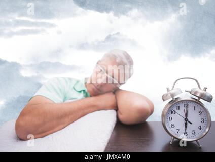 Composito Digitale dell'uomo dorme accanto a Orologio con le nubi del cielo Foto Stock