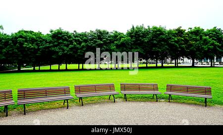Panche di legno in un parco in Kurhaus Baden-Baden, Baden-Baden, Baden-Württemberg , Germania Foto Stock