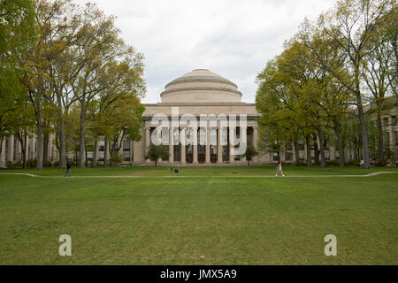 Killian corte e edificio principale con grande cupola MIT Massachusetts Institute of Technology di Boston - USA Foto Stock