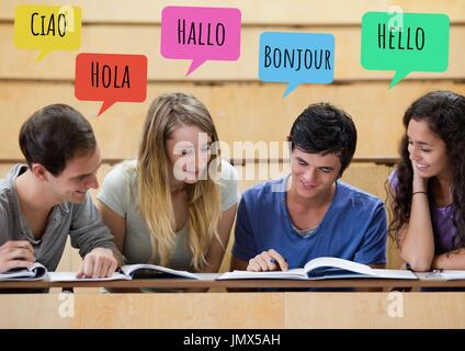 Composito Digitale di Hello in lingue diverse chat bolle di apprendimento con gli studenti Foto Stock