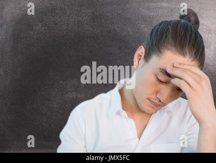 Composito Digitale dell uomo di fronte di Blackboard Foto Stock