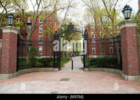 Holworthy porta d'ingresso alla Harvard University di Boston - USA Foto Stock