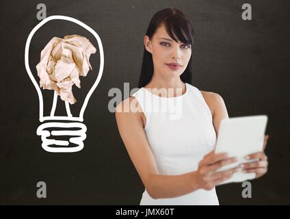 Composito Digitale della donna con la compressa in piedi accanto alla lampadina con carta sgualcita sfera nella parte anteriore di Blackboard Foto Stock