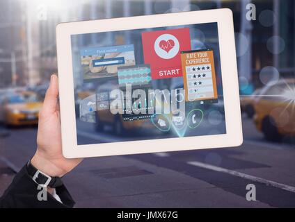 Composito Digitale di partecipazione di tablet e la città con le interfacce di app Foto Stock