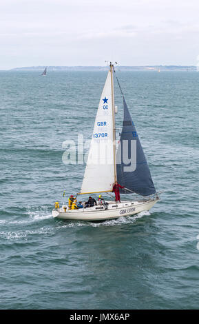 Yacht a vela nel Solent tra Lymington e Yarmouth, Isle of Wight, Hampshire, Regno Unito in luglio - Contessa 32 Foto Stock