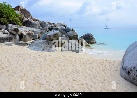 La molla baia con spiaggia di sabbia e massi, Virgin Gorda Isola, Isole Vergini Britanniche, Mar dei Caraibi Foto Stock