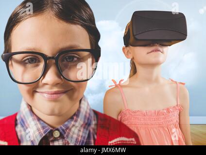 Composito Digitale del ragazzo con gli occhiali e la ragazza con VR auricolare in camera nuvoloso Foto Stock