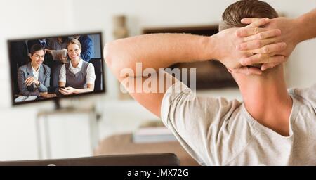 Composito Digitale della vista posteriore dell'uomo con le mani dietro la testa di chiamata video a casa Foto Stock