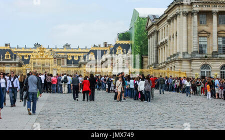 La folla di turisti in visita alla Reggia di Versailles in Francia,l'Europa Foto Stock