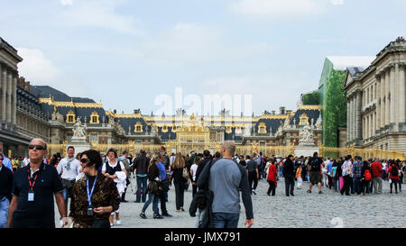 La folla di turisti in visita alla Reggia di Versailles in Francia,l'Europa Foto Stock