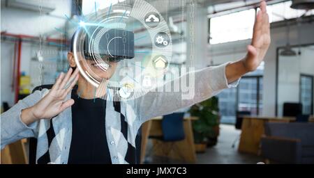 Digital composito di imprenditrice guardando icone attraverso occhiali VR Foto Stock