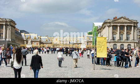 La folla di turisti in visita alla Reggia di Versailles in Francia,l'Europa Foto Stock