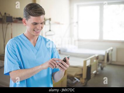 Composito Digitale del medico sul telefono cellulare nella stanza di ospedale Foto Stock