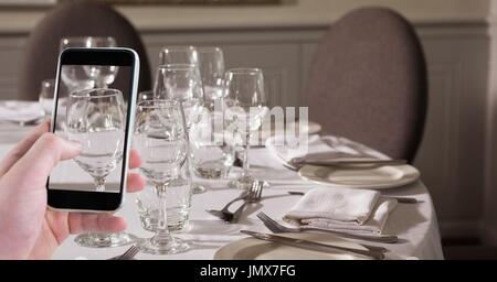 Composito Digitale di mano fotografare i bicchieri di vino attraverso smart phone presso il bar Foto Stock