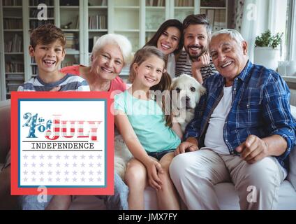 Composito Digitale di sorridere alla famiglia di un lettino per il 4 di luglio Foto Stock