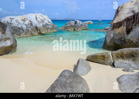 Alloggiamento molla con boulder dai bagni, bagni, Molla Bay, Virgin Gorda Isola, Isole Vergini Britanniche, Mar dei Caraibi Foto Stock