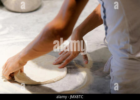 Preparazione di pizze impasto in pizzeria ristorante, Firenze, Toscana, Italia. Foto Stock