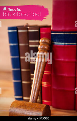 Si torna a scuola il testo con hashtag contro i giudici martello con libri Foto Stock