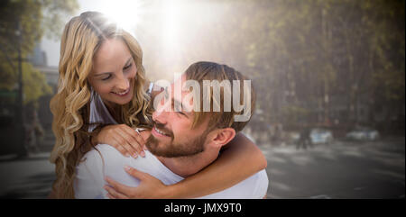 Felice di amare giovane contro l immagine di una città Foto Stock