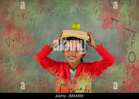 Illustrazione di formule algebriche sulla lavagna contro la giovane ragazza libri di bilanciamento e di Apple sul suo capo Foto Stock