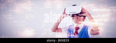 Equazioni matematiche risolto sulla lavagna contro schoolboy utilizzando la realtà virtuale auricolare Foto Stock