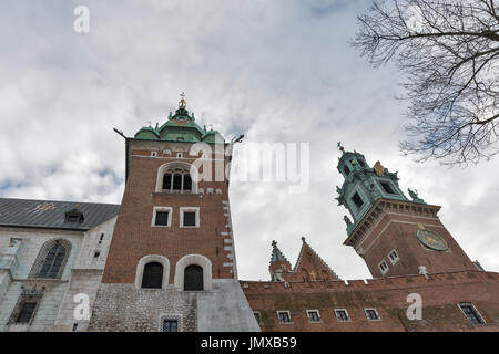 Sigismondo la torre e la torre dell Orologio della cattedrale del Wawel a Cracovia in Polonia. Foto Stock