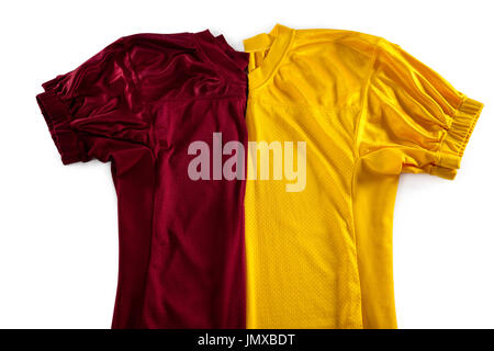 Angolo di alta vista di rosso e maglia gialla su sfondo bianco Foto Stock