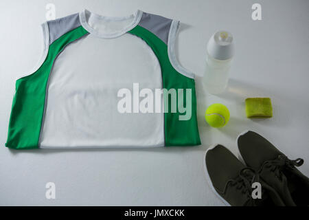 Angolo di alta vista di vest dalla bottiglia e calzatura sportiva su bianco backgorund Foto Stock