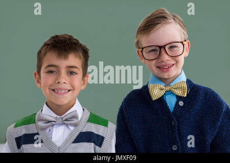 Ritratto di bambini come business executive sorridere mentre in piedi in ufficio Foto Stock